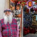 La sua stazza, i suoi lunghi capelli bianchi e la folta barba completano un look gi� di suo molto natalizio, con pantaloni, camicia e gilet rigorosamente rossi
